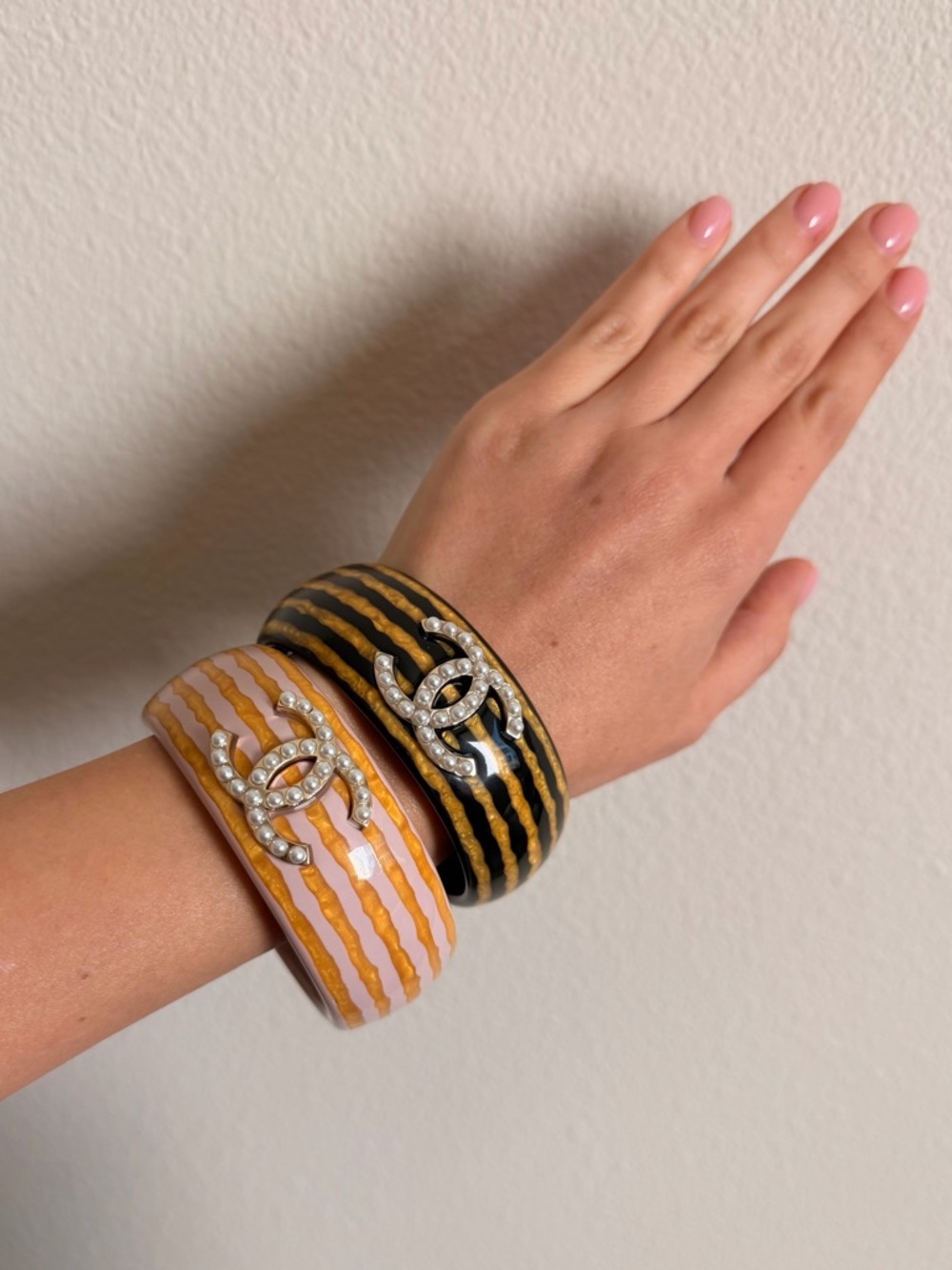 🖤Chanel CC Pearl Logo Resin Bangle Bracelet Black & Gold💛 - Picture 12 of 12